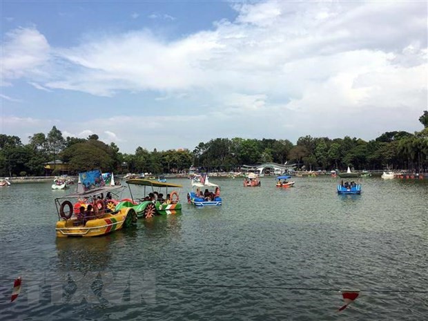 Bơi thuyền bên hồ tại công viên Văn hóa Đầm Sen. (Ảnh: Thanh Vũ/TTXVN)