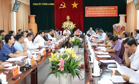 Đồng chí Trần Văn Rón- Ủy viên BCH Trung ương Đảng, Bí thư Tỉnh ủy chủ trì tại điểm cầu Vĩnh Long.