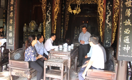 Đoàn đến thăm nhà của ông Trương Ngọc Phấn- một trong những căn nhà có niên đại lâu đời ở xã Long Phước.