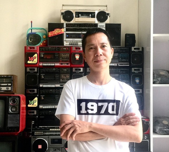 Anh Nguyễn Xuân Thủy bên những chiếc radio cassette thân thuộc - Ảnh: NVCC