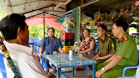 Anh Xưa (thứ 2 từ trái qua) tích cực tham gia công tác phòng chống tội phạm ở địa phương.