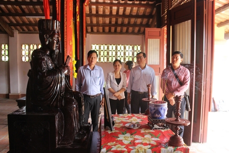Đoàn cũng đến thăm Văn Thánh miếu (Phường 4), nơi duy nhất của Vĩnh Long được Hiệp hội Du lịch ĐBSCL bình chọn là điểm đến tiêu biểu của khu vực.