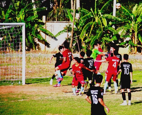 Những phút cuối trận, Tam Binh (áo đen) bảo vệ thành công tỷ số 1- 1, giành chiếc vé thứ 2 của bảng B, vào vòng bán kết.