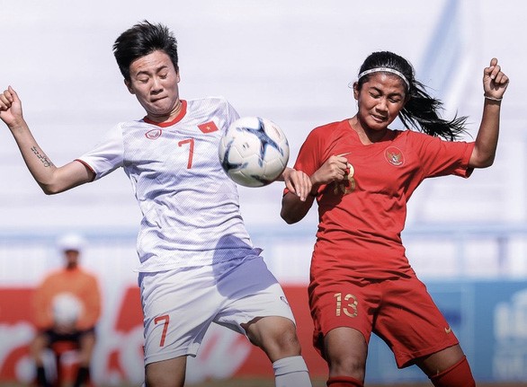 Tuyết Dung (trái) trong trận thắng Indonesia 7-0 - Ảnh: AFC