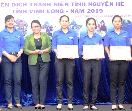 Chị Nguyễn Thị Hồng Thi (bìa phải) luôn năng nổ và nhiệt huyết cống hiến sức trẻ cho các phong trào địa phương.