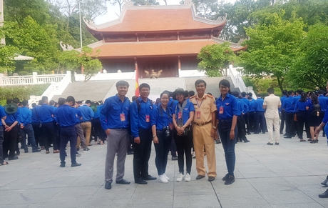 Đoàn đại biểu Vĩnh Long chụp ảnh lưu niệm trước Nhà tưởng niệm Chủ tịch Hồ Chí Minh.