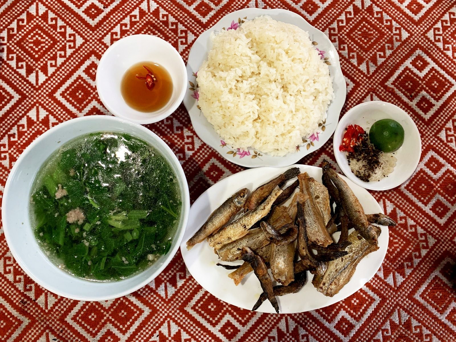Các món ăn đặc trưng ở Mai Châu: canh cải mèo, cá suối chiên, xôi nếp nương.