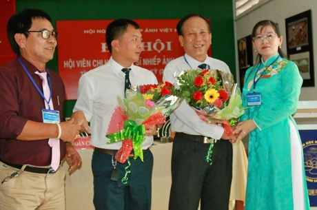 Đại biểu tặng hoa cho 2 thành viên vào BCH Chi hội NSNA Việt Nam tỉnh Vĩnh Long khóa VII, nhiệm kỳ 2019- 2024.