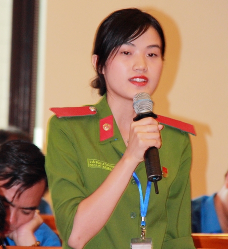 Đại biểu đại diện lực lượng vũ trang đóng góp ý kiến, kinh nghiệm tại diễn đàn.