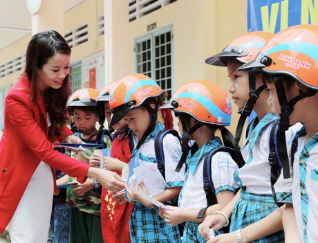 Bà Nguyễn Thị Hồng Hạnh- đại diện Quỹ từ thiện Kim Oanh trao quà cho các em.
