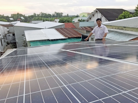 Tại TP Vĩnh Long, những tấm pin năng lượng mặt trời đang được nhiều gia đình quan tâm, nhất là hộ sử dụng nhiều điện.Ảnh: TẤN TÂN