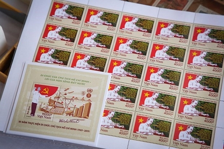 Bộ tem Kỷ niệm 50 năm thực hiện Di chúc Chủ tịch Hồ Chí Minh (1969-2019) gồm 1 mẫu và 1 blốc do họa sĩ Trần Thế Vinh thiết kế. (Ảnh: Minh Sơn/Vietnam+)