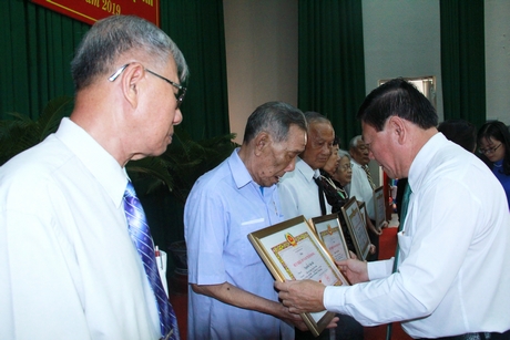 Bí thư Tỉnh ủy- Trần Văn Rón trao Huy hiệu Đảng đợt 2/9 cho các đồng chí cao niên tuổi Đảng.