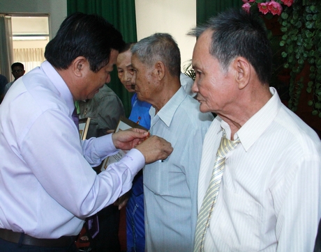 Phó Bí thư Thường trực Tỉnh ủy- Bùi Văn Nghiêm trao Huy hiệu Đảng cho các đồng chí cao niên tuổi Đảng.