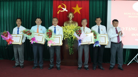 Phó Bí thư Thường trực Đảng ủy Khối cơ quan và Doanh nghiệp tỉnh- Cao Văn Bé Tư trao Huy hiệu 30 năm tuổi Đảng cho các đảng viên.