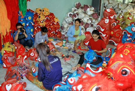 Phụ nữ ở ấp Lạc Thạnh B (xã Thạnh Hòa Sơn, huyện Cầu Ngang- Trà Vinh) có việc làm, thu nhập ổn định từ nghề làm đầu lân.