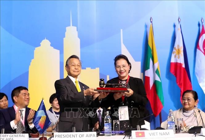 Chủ tịch Quốc hội Nguyễn Thị Kim Ngân nhận búa đảm nhận Chủ tịch AIPA 41 từ Thái Lan. Ảnh: Trọng Đức/TTXVN