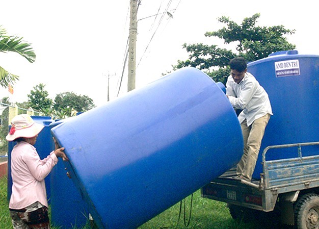 Người dân Bến Tre chuẩn bị các thùng chứa nước ngọt để ứng phó với hạn mặn . (Ảnh: Báo Đồng Khởi)