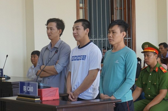 Các bị cáo Sang, Qui và Chính (từ trái sang) nghe đại diện Viện kiểm sát công bố cáo trạng - Ảnh: LAN NGỌC