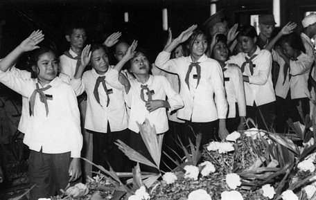  Thiếu nhi Hà Nội vào viếng Bác Hồ tại hội trường Ba Đình. Ảnh: Tư liệu TTXVN