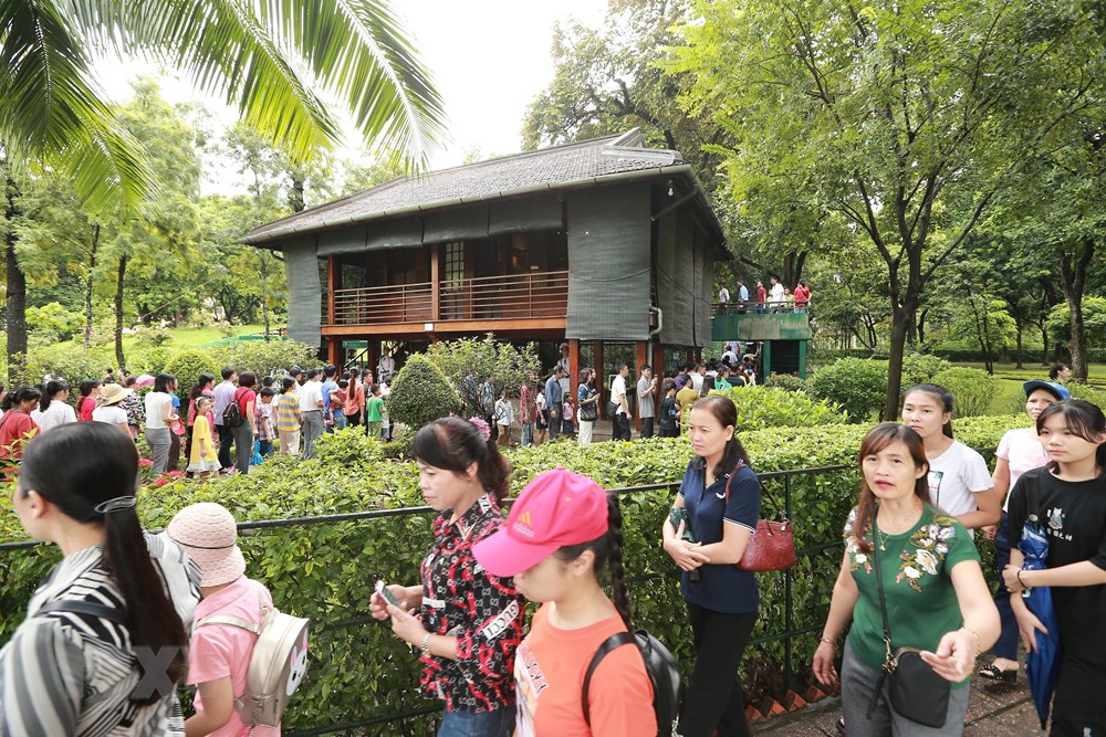  Người dân, du khách đến tham quan Nhà sàn Bác Hồ trong khuôn viên Khu Di tích Chủ tịch Hồ Chí Minh. (Ảnh: Lâm Khánh/TTXVN)