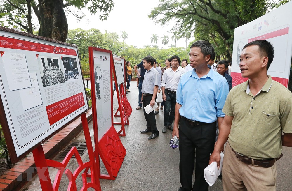  Người dân, du khách tham quan triển lãm về cuộc đời và sự nghiệp Hồ Chí Minh tại Khu Di tích Chủ tịch Hồ Chí Minh. (Ảnh: Lâm Khánh/TTXVN)