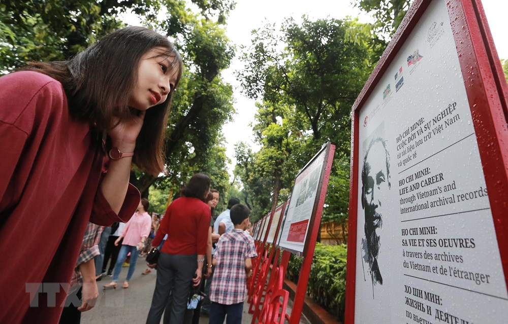  Người dân, du khách tham quan triển lãm về cuộc đời và sự nghiệp Hồ Chí Minh tại Khu Di tích Chủ tịch Hồ Chí Minh. (Ảnh: Lâm Khánh/TTXVN)