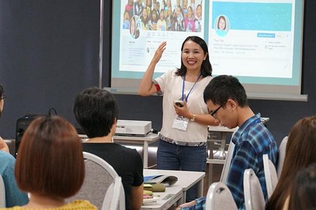 Cô giáo Trần Thị Thúy không ngừng đổi mới cách dạy để truyền cảm hứng học tiếng Anh cho học sinh.