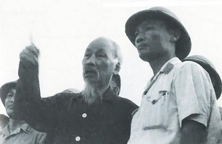  Chủ tịch Hồ Chí Minh và đồng chí Phùng Thế Tài tại một trận địa tên lửa phòng không của Sư đoàn 361 - Ảnh Tư liệu.
