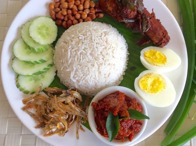Nasi Lemak là cơm nấu nước cốt dừa và dùng kèm với cá hoặc cánh gà chiên giòn.