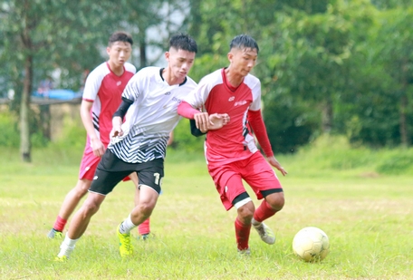  Pha tranh bóng trong trận Vũng Liêm (áo đỏ) thắng Thanh Bình với tỷ số 6-0.