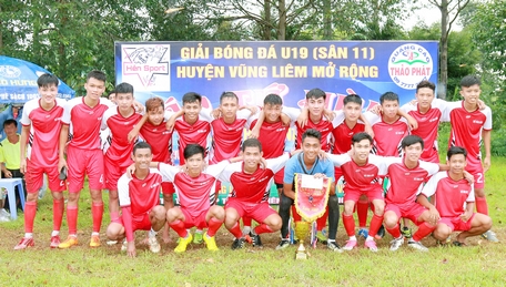  Đội Vũng Liêm đoạt chiếc cúp vô địch.