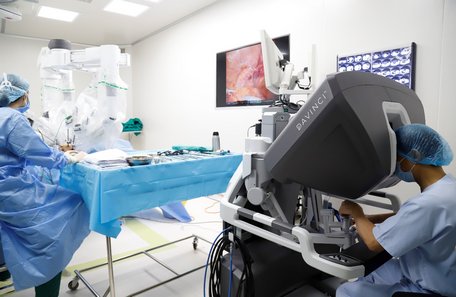 Câc bác sĩ thực hiện phẫu thuật nội soi với hệ thống Robot Da Vinci Xi cho người bệnh ung thư đại trực tràng tại bệnh viện K. Ảnh: VGP/Trần Hà