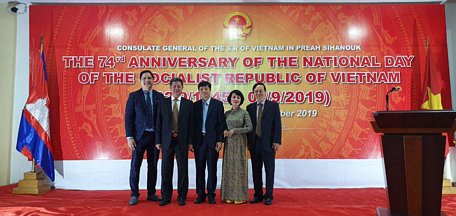 Tỉnh trưởng Kouch Chamroen (thứ hai từ trái sang) chụp ảnh lưu niệm với Tổng lãnh sự quán Việt Nam tại Sihanoukville.