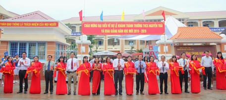 Đại biểu cắt băng khánh thành trường THCS Nguyễn Trãi.