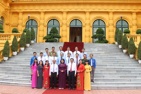 Đoàn báo công dâng Bác năm 2019 của tỉnh Vĩnh Long tại Văn phòng Chủ tịch nước.
