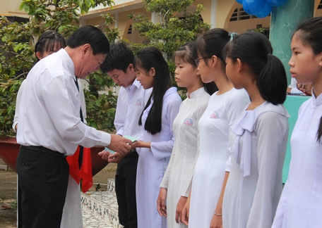 Dịp này, học sinh Trường THPT Mang Thít đã nhận được nhiều phần suất học bổng từ Bí thư Tỉnh ủy-Trần Văn Rón