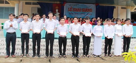 Trường ĐH Xây dựng Miền Tây cũng trao 10 suất học bổng cho học sinh Trường THPT Mang Thít trong dịp này.