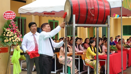 Chủ tịch UBMTTQ Việt Nam tỉnh Vĩnh Long Lê Quang Đạo đánh hồi trống khai giảng năm học 2019-2020 tại Trường THCS- THPT Hòa Bình.