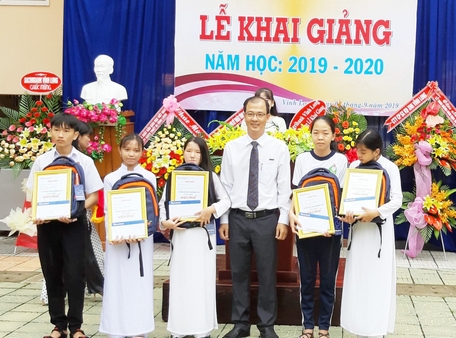 Phó giám đốc Ngân hàng TMCP Sài Gòn Thương Tín (Sacombank) chi nhánh Vĩnh Long- ông Lê Tuấn Khanh trao học bổng cho học sinh Trường THPT Lưu Văn Liệt.