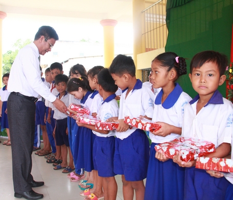 Ông Lê Thanh Tuấn -Quyền Giám đốc THVL tặng tập cho các học sinh nghèo.