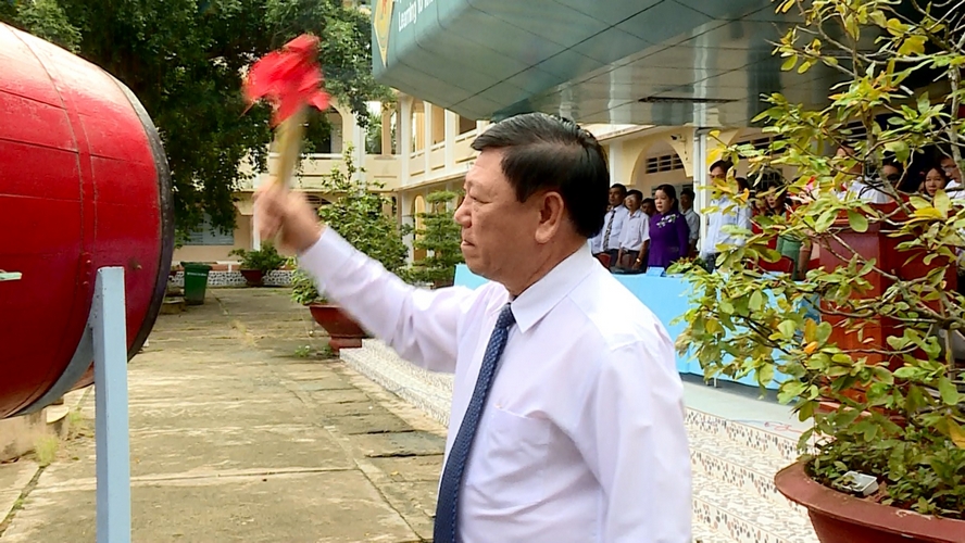 Ủy viên BCH Trung ương Đảng, Bí Thư Tỉnh ủy- Trần Văn Rón đánh trống khai trường năm học 2019- 2020 tại Trường THPT Mang Thít.