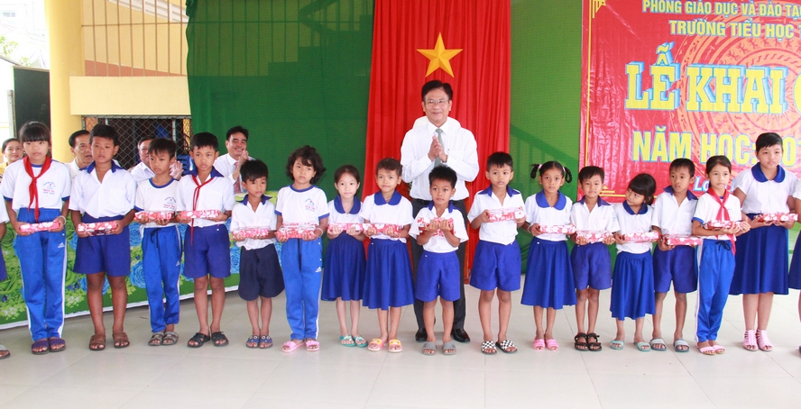  Ông Lê Thanh Tuấn- Quyền Giám đốc Đài Phát thanh- Truyền hình Vĩnh Long tặng 5.000 quyển tập trong lễ khai giảng trường Tiểu học Thạch Thia.