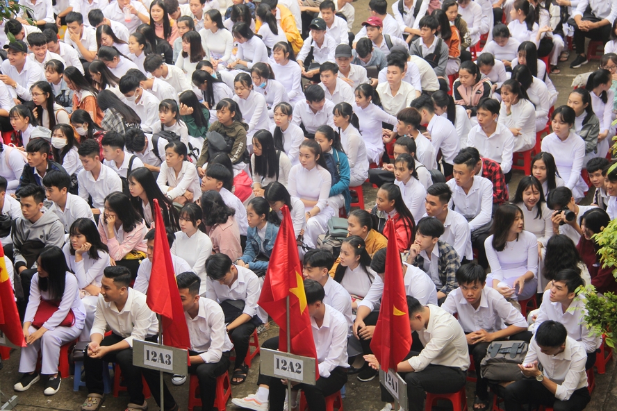 Các em học sinh trường THPT Tân Lược dự lễ khai giảng năm học 2019- 2020.