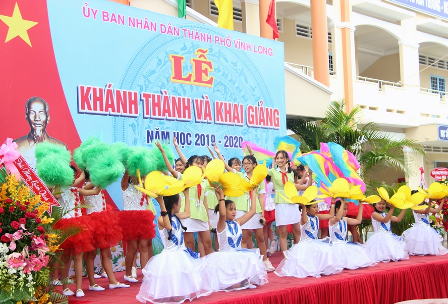 Tiết mục múa của các em học sinh trường THCS Nguyễn Trãi trong lễ khánh thành và khai giảng năm học mới.