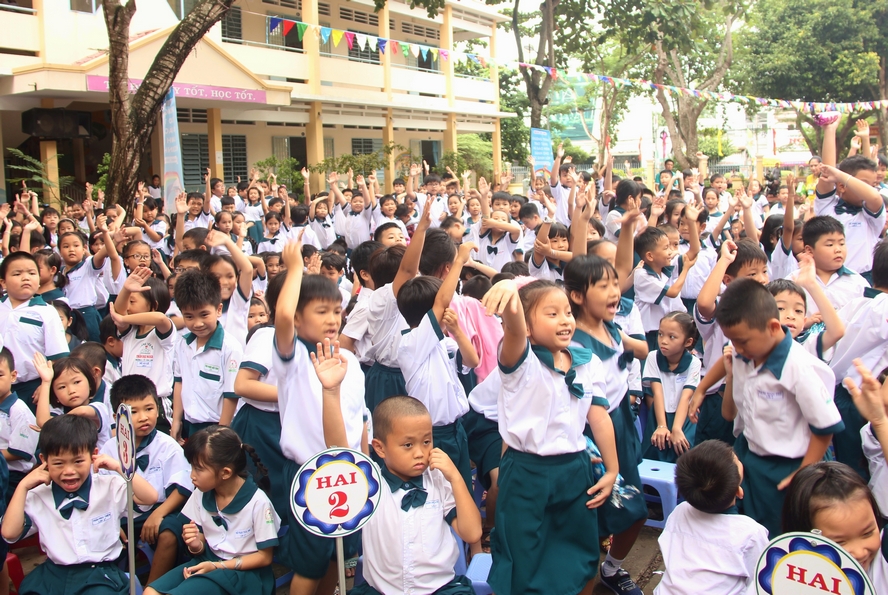 Các em học sinh trường tiểu học Trần Đại Nghĩa háo hức trong ngày đầu năm học.