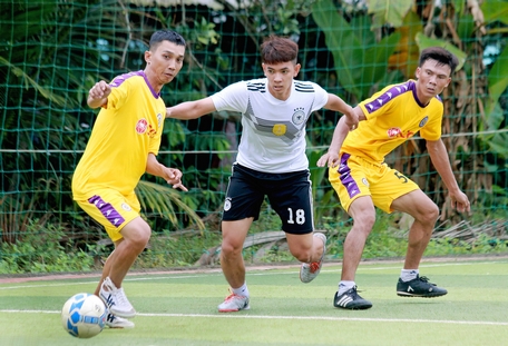 Pha tranh bóng trong trận Tân An Hội (áo trắng) thắng Bình Phước 5-3.