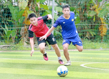  Pha tranh bóng trong trận thị trấn Cái Nhum (áo đỏ) thắng Công an huyện 1-0.