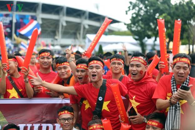 Mặc dù còn tới gần 3 giờ đồng hồ nữa trận đấu mới bắt đầu, nhưng rất đông CĐV Việt Nam đã có mặt tại sân Thammasat.