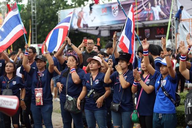 Không kém cạnh Việt Nam, CĐV Thái Lan có mặt rất đông tại sân Thammasat, nơi diễn ra trận đấu giữa 